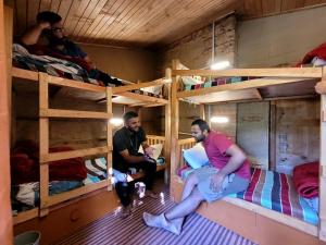 Palanda nebo palandy na pokoji v ubytování MudHostel Shangarh
