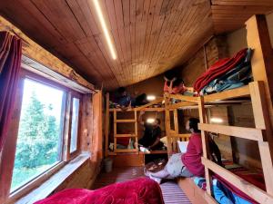 Postel nebo postele na pokoji v ubytování MudHostel Shangarh