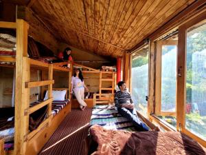 Palanda nebo palandy na pokoji v ubytování MudHostel Shangarh