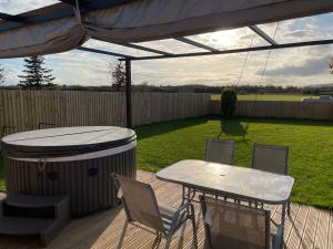 Balkoni atau teres di Rose barn hot tub holidays in the Cotswolds