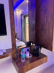 Příslušenství pro přípravu čaje a kávy v ubytování Hotel Mahabaleshwar Mount View