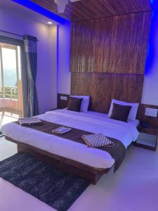 Postel nebo postele na pokoji v ubytování Hotel Mahabaleshwar Mount View