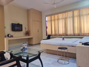 Rúm í herbergi á VITS Select Grand Inn, Ratnagiri