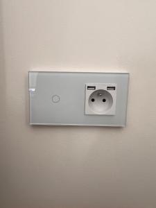 een lichtschakelaar op een muur in een kamer bij Apartament 70 Metro in Warschau