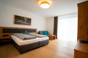 Ένα ή περισσότερα κρεβάτια σε δωμάτιο στο Hotel Garni Isarlodge Wiesenhof