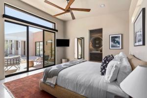 um quarto com uma cama grande e uma janela grande em Peak by Fieldtrip 8 BR Modern Oasis 2 Pools em Joshua Tree mais 45 fotografias