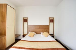 Postel nebo postele na pokoji v ubytování Brit Hotel De La Côte Des Havres