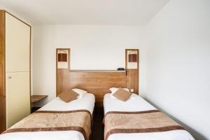 Postel nebo postele na pokoji v ubytování Brit Hotel De La Côte Des Havres