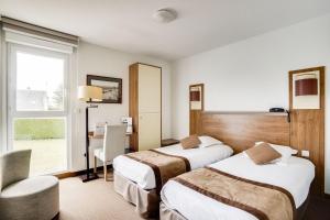 Postel nebo postele na pokoji v ubytování Brit Hotel De La Côte Des Havres
