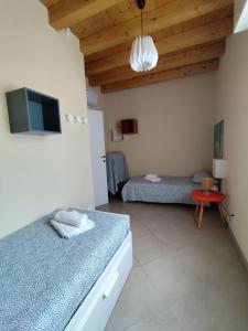 Ένα ή περισσότερα κρεβάτια σε δωμάτιο στο Casa con ampio terrazzo, vista lago e giardino