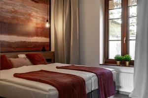 une chambre avec un lit et une fenêtre dans l'établissement Agora Apartman, à Pécs