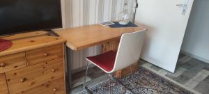 TV a/nebo společenská místnost v ubytování Heikes kleines Souterrain Apartment