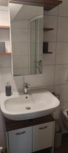 Koupelna v ubytování Heikes kleines Souterrain Apartment