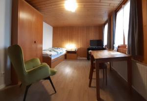 TV a/nebo společenská místnost v ubytování B&B Rössli Gondiswil