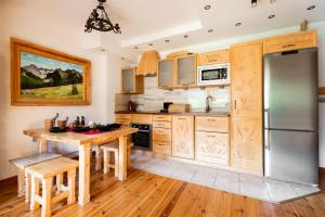 Kuchyňa alebo kuchynka v ubytovaní Apartamenty Kiry Zakopane