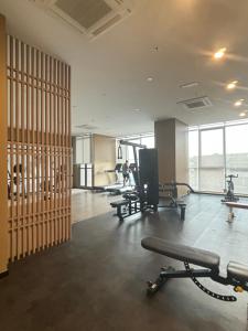 Fitness centrum a/nebo fitness zařízení v ubytování Skytrees Comfort Room With Simple Design Concept