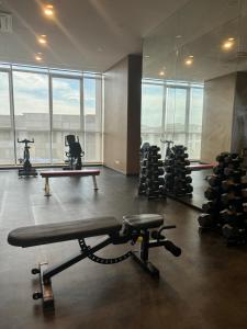 Fitness centrum a/nebo fitness zařízení v ubytování Skytrees Comfort Room With Simple Design Concept