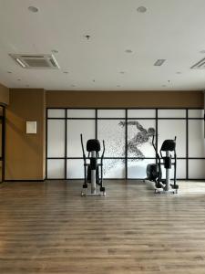 Fitness centrum a/nebo fitness zařízení v ubytování Skytrees Comfort Room With Simple Design Concept