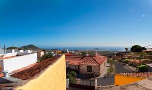 - une vue aérienne sur une ville avec des bâtiments et l'océan dans l'établissement Sansofi Guesthouse, à San Miguel de Abona