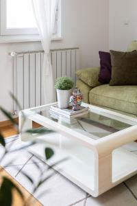 - une table basse en verre dans le salon avec un canapé dans l'établissement Bright 1BDR with Balcony & Parking, à Zagreb