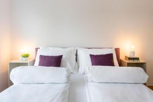 - 2 lits avec des oreillers blancs dans une chambre dans l'établissement Bright 1BDR with Balcony & Parking, à Zagreb 18 autres photos