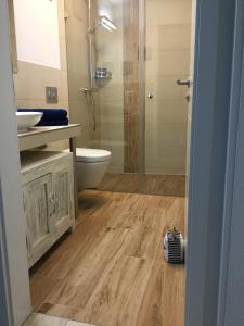 une salle de bains avec douche, lavabo et toilettes dans l'établissement Apartment Meeresrauschen -mit Meerblick oberstes OG, à Binz 28 autres photos