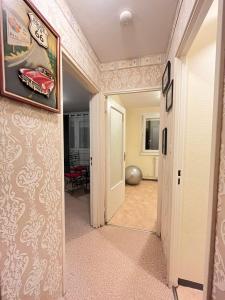 un pasillo con un coche pintado en la pared en Logement entier à 50 métre de la Parc de la Tête d'Or, en Villeurbanne