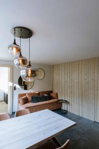 una sala de estar con un sofá y una mesa en House 55, en Sölden