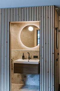 un baño con lavabo y espejo en House 55, en Sölden