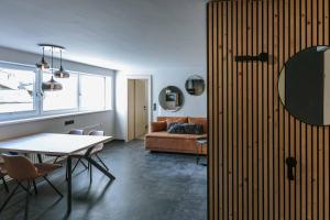 una sala de estar con una mesa y un sofá en House 55, en Sölden 59 fotos más