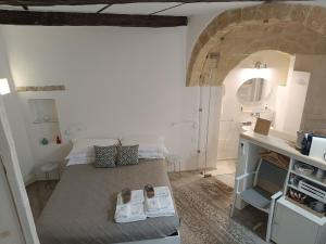 ein Schlafzimmer mit einem Bett mit Schuhen auf dem Boden in der Unterkunft Casa Felda in Altamura