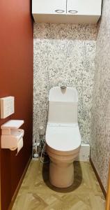 ein Badezimmer mit einer weißen Toilette in einem Zimmer in der Unterkunft 源氏民宿 in Tokio + 12 Fotos