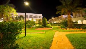 a park at night with a street light and a building at Ona Village Cala d'Or in Cala d´Or
