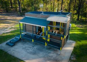 马拉库塔Ocean Breeze Tiny House - Ocean and Lake View的和在里面的人一起看游戏房的头顶