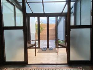 Un balcón o terraza en 城下町の一棟貸し 今来 Konrai - Private-use guesthouse