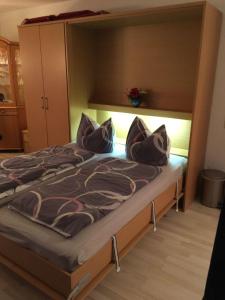 ein Bett mit Kissen darauf in einem Zimmer in der Unterkunft Apartment Pahl in Wolfshagen