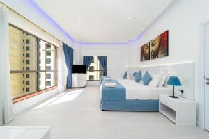 TV a/nebo společenská místnost v ubytování Jbr beach walk apartment front sea Amazing view
