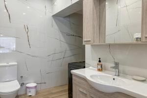 A bathroom at Pano Stalos Villas