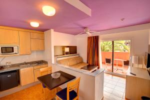 Una cocina o zona de cocina en SBH Monica Beach Resort