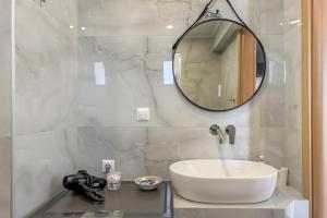 A bathroom at Pano Stalos Villas