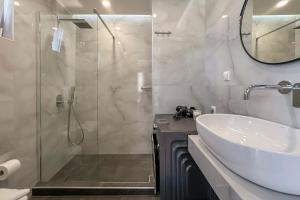 A bathroom at Pano Stalos Villas