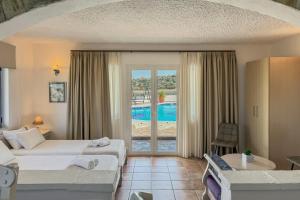 Posteľ alebo postele v izbe v ubytovaní Pano Stalos Villas + 37 fotografií