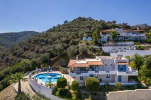 Bazén v ubytovaní Pano Stalos Villas alebo v jeho blízkosti