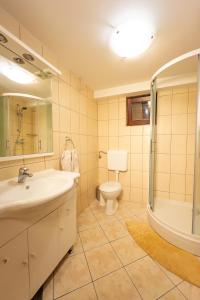 Ένα μπάνιο στο Holiday Home Emaj with Sauna