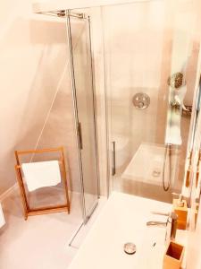 bagno con doccia e lavandino con specchio di Chalet l'Escale a Métabief