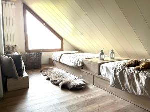 a bedroom with two beds and a window at Chalet pareado para familias in Formigal