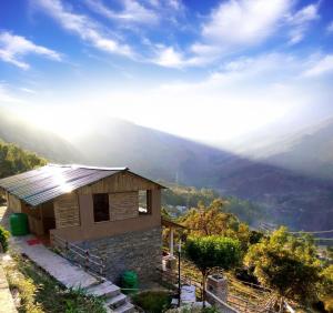 SariCafe Buransh的山边的小房子