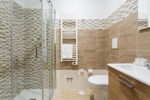 Koupelna v ubytování Central Station Housing Apartments by Dimorra + 64 fotografií