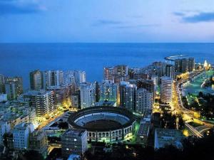 widok na miasto w nocy ze stadionem w obiekcie Apartamento Jose Maria Corona w Maladze