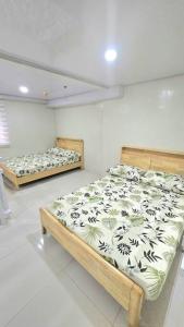 Una cama o camas en una habitación de Grand View Loft Type Baguio Condo Transient by Dei Gratia